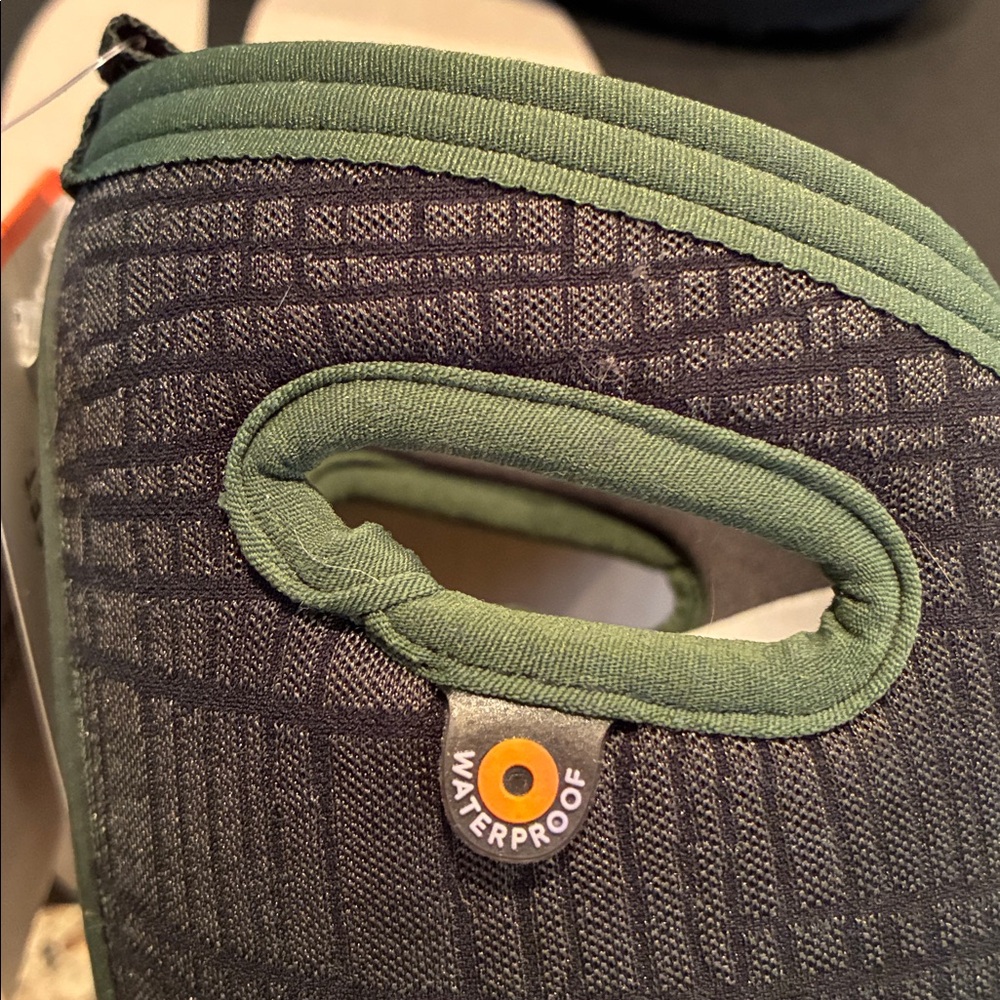 Kids size 9 Toddler Classic II Winter BOGS in Cracks print, new in box. - Picture 3 of 9